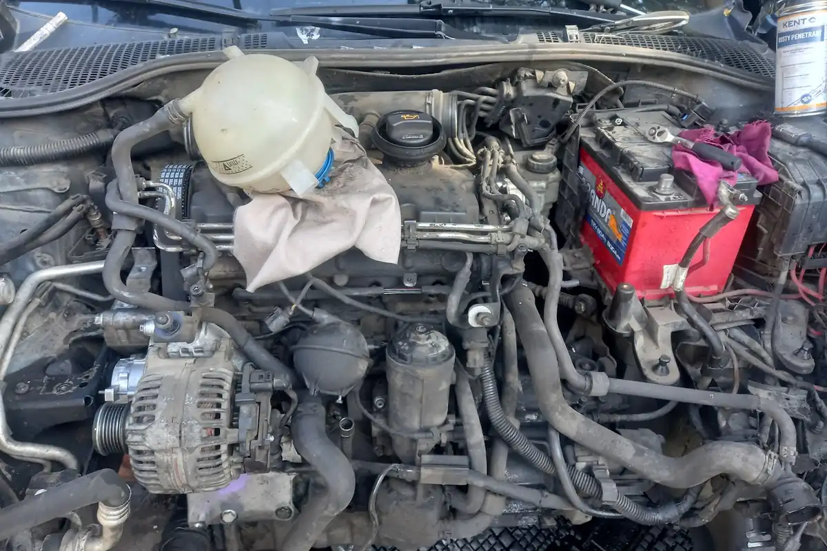 Compartiment de motor lucrat în atelier