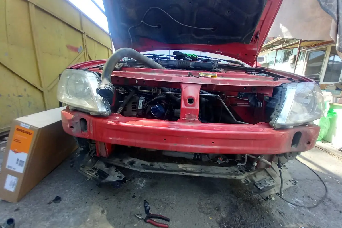 Autoturism demontat, în curtea atelierului