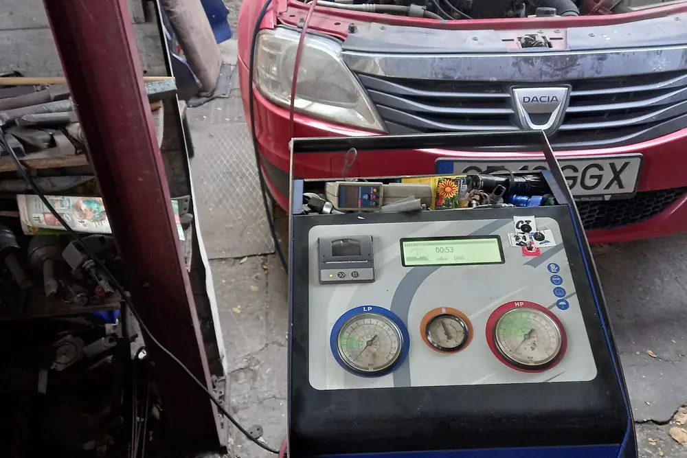 Stație de service climatizare, lângă autovehicul