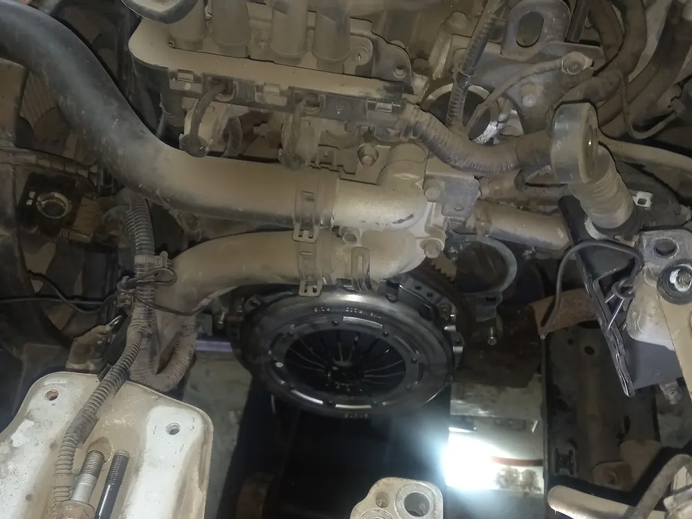 Compartiment de motor deschis, verificat cu lampă de service în atelier