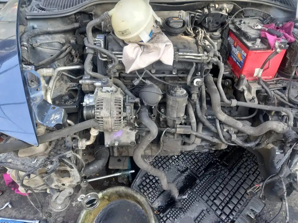 Compartiment de motor deschis în atelier, la revizie